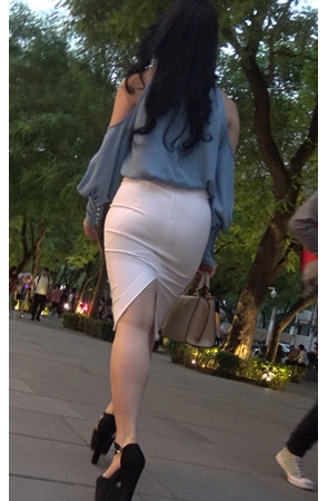 白色高腰包臀裙美女