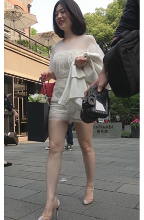 短发白色连衣套装小姐姐