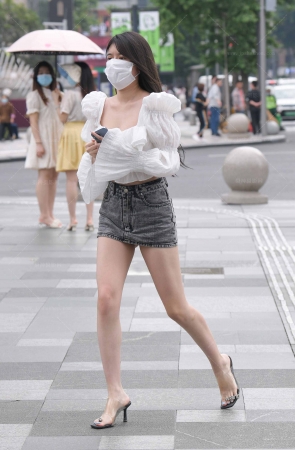 232519-5=79√性感超短裙小姐姐 18P