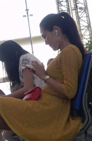 候车室红色高跟鞋肉丝袜美脚