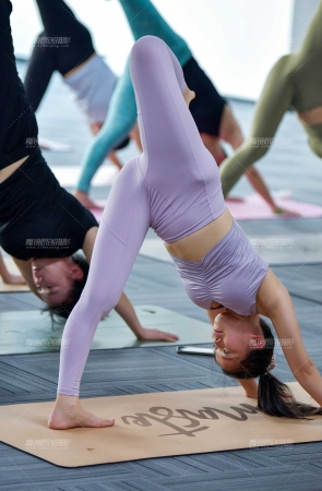 妩媚美女优美舒展瑜伽