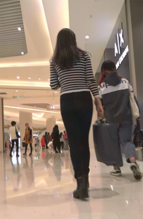 黑色牛仔裤丰满美女