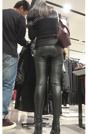 选衣服的紧身皮裤美女《二》