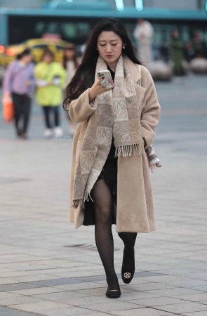 街拍黑丝少妇