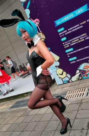 动漫展cosplay的黑丝袜二次元美少女