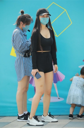 玻璃街拍作品 – 黑色热裤