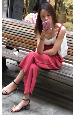 路边玩手机的小妹