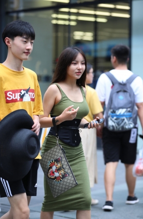 性感迷人，蜂腰翘臀