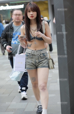 热裤小妹