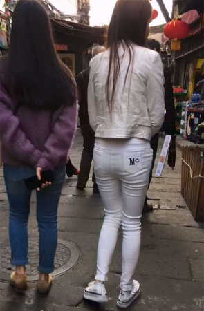 超紧身白裤白衣美女