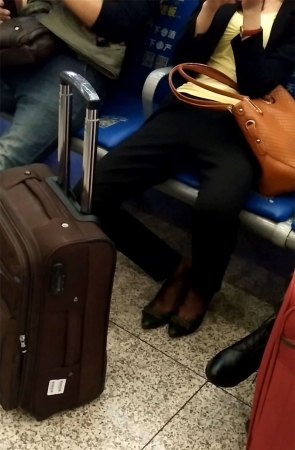 候车的短黑丝制服OL脚很不安分