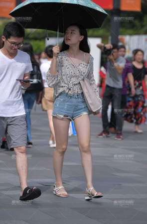 清纯热裤大白腿