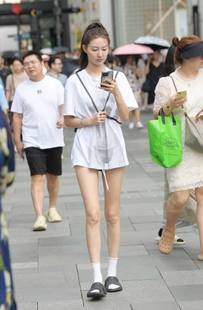 可爱白皙的小姑娘/231226-7-63 15P