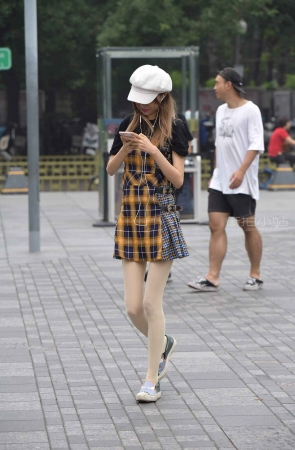 街拍时尚的丝袜短裙美姑娘