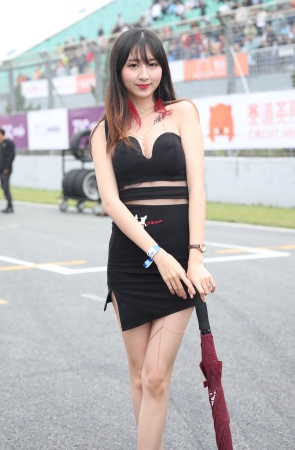 漂亮的长腿车模小姐姐