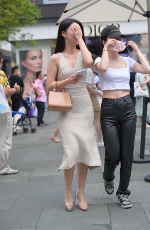 韵味针织裙美女