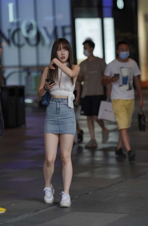 靓丽女孩超显身材