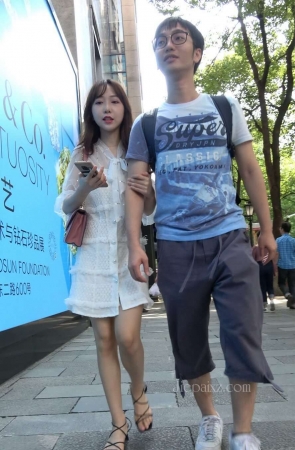 4K – 街拍别人家漂亮的白裙女友 [2.09 GB/MP4]