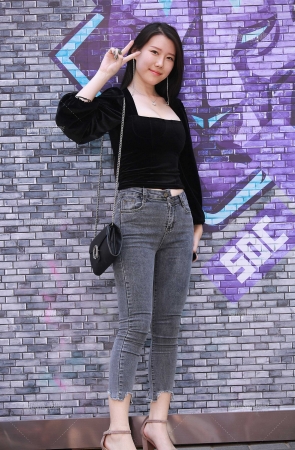 清秀牛仔裤美女