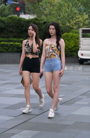 街拍热牛长腿小姐姐
