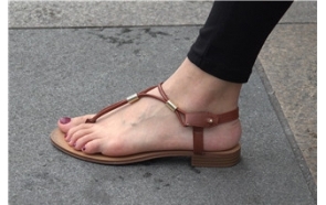 4K – 商场门口躲雨的妹子 [1.41 GB/MP4]