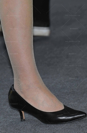 251122-20-96√豪车展台-素颜轻熟销售