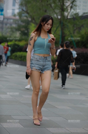 小背心，热裤大长腿