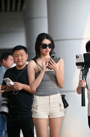 热裤人字拖美腿美眉