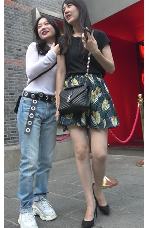 两个拍照的漂亮美女小姐姐