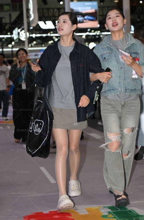 2564-56-63√笔直美腿肉丝拖鞋小姐姐～真香