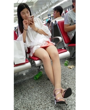 粉裙长腿小姐姐