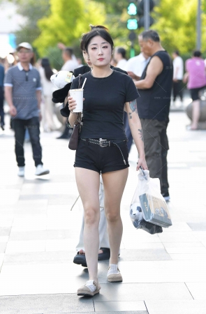 25515-1=40√黑色热裤小姐姐 10P