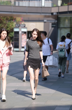 气质逼人的美女，喜欢她