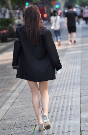 对面的短裙高跟