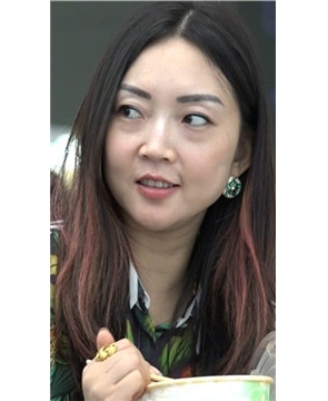 4K – 候车室吃东西晾脚的气质美颜美女 [6.76 GB]