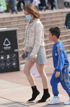 诱惑肉丝街拍少妇