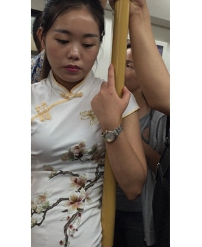 旗袍少妇有心事，闷闷不乐的一副苦瓜脸。