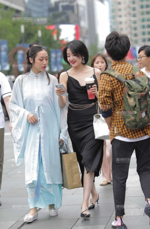 甜美耐看的短发女孩