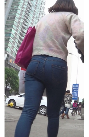 紧身牛仔裤妹纸 [389M/MP4]