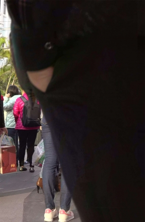 米色外套超级紧身牛仔裤漂亮美女姐姐