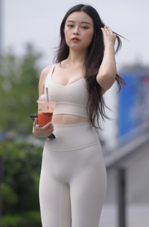 裸色瑜伽裤美女