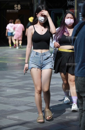 阳光下的热裤小妹