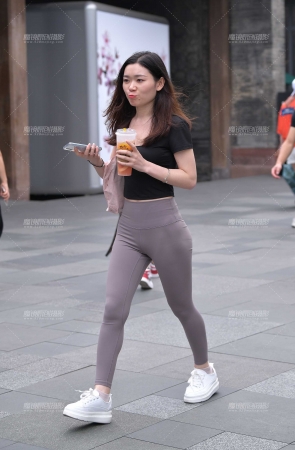 喝奶茶的瑜伽裤MM