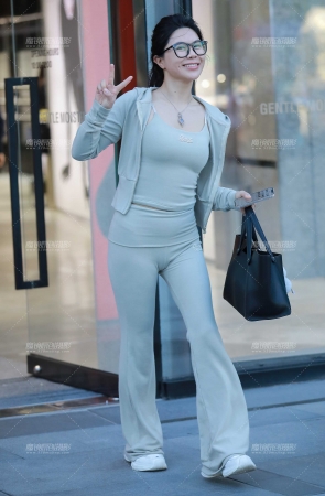 俏皮紧身裤美女