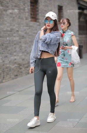 美女的魅力就是  穿最紧的瑜伽裤