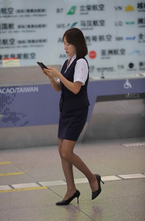 【街拍心灵】机场地勤街拍灰丝高跟制服美腿