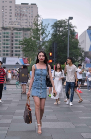 街拍吊带牛仔裙凉高美女