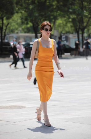 街拍长裙墨镜美女