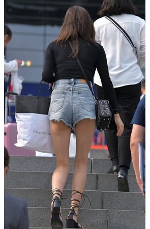 戴着墨镜的热裤美女(56P)[737M/JPG]