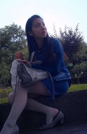 小美女的灰色丝袜坐姿